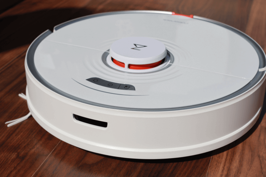 Der Roborock S7 ist von vorne zu sehen